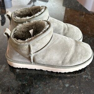 Women’s short Ugg Boot in light green/grey